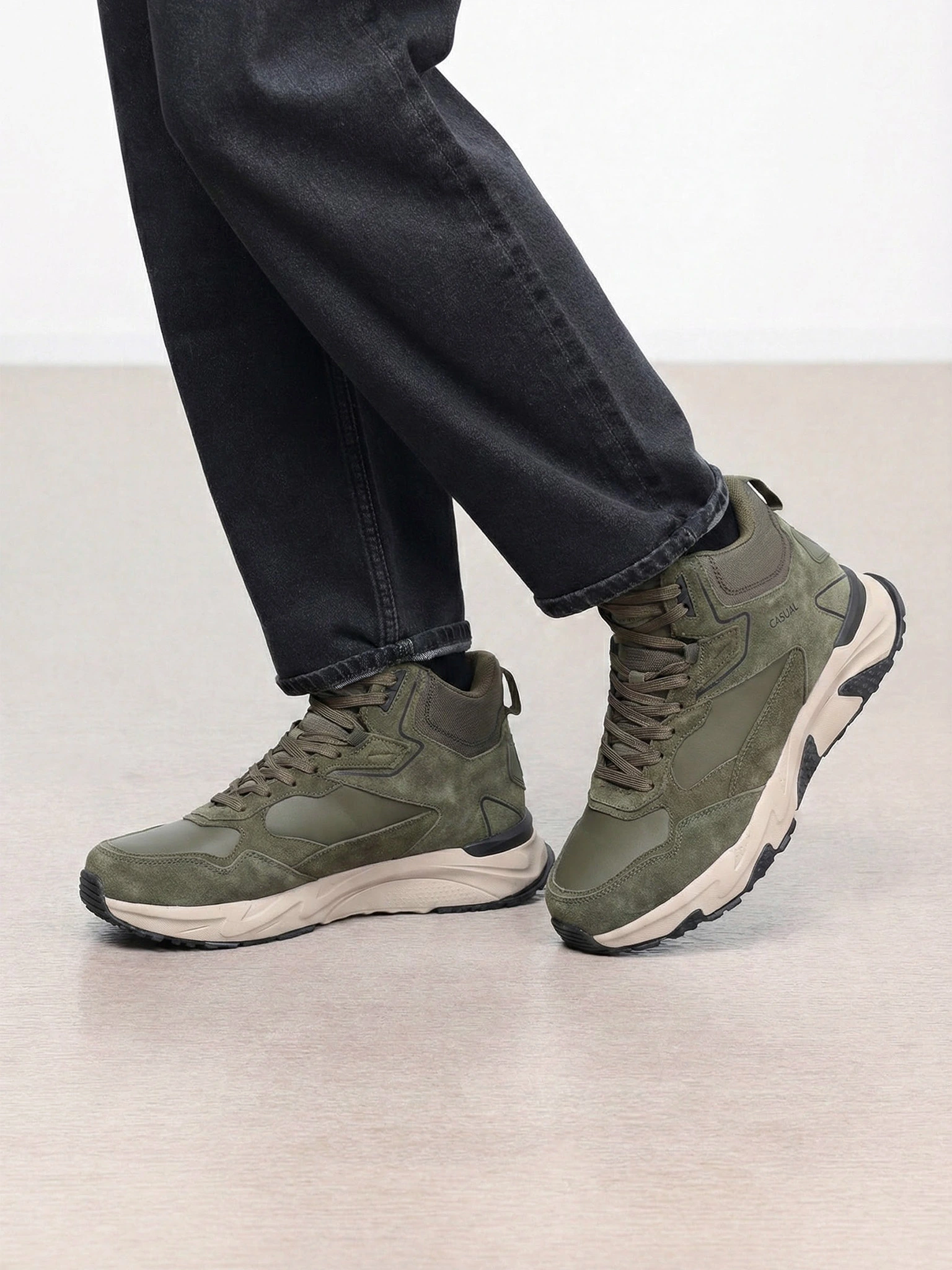 Кроссовки зеленого цвета комбинированные на средней подошве